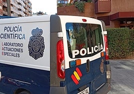Un furgón de la Policía Científica junto al edificio donde reside el anestesista.
