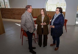 Laalcaldesa Amparo Folgado (c) en la visita al mercado.