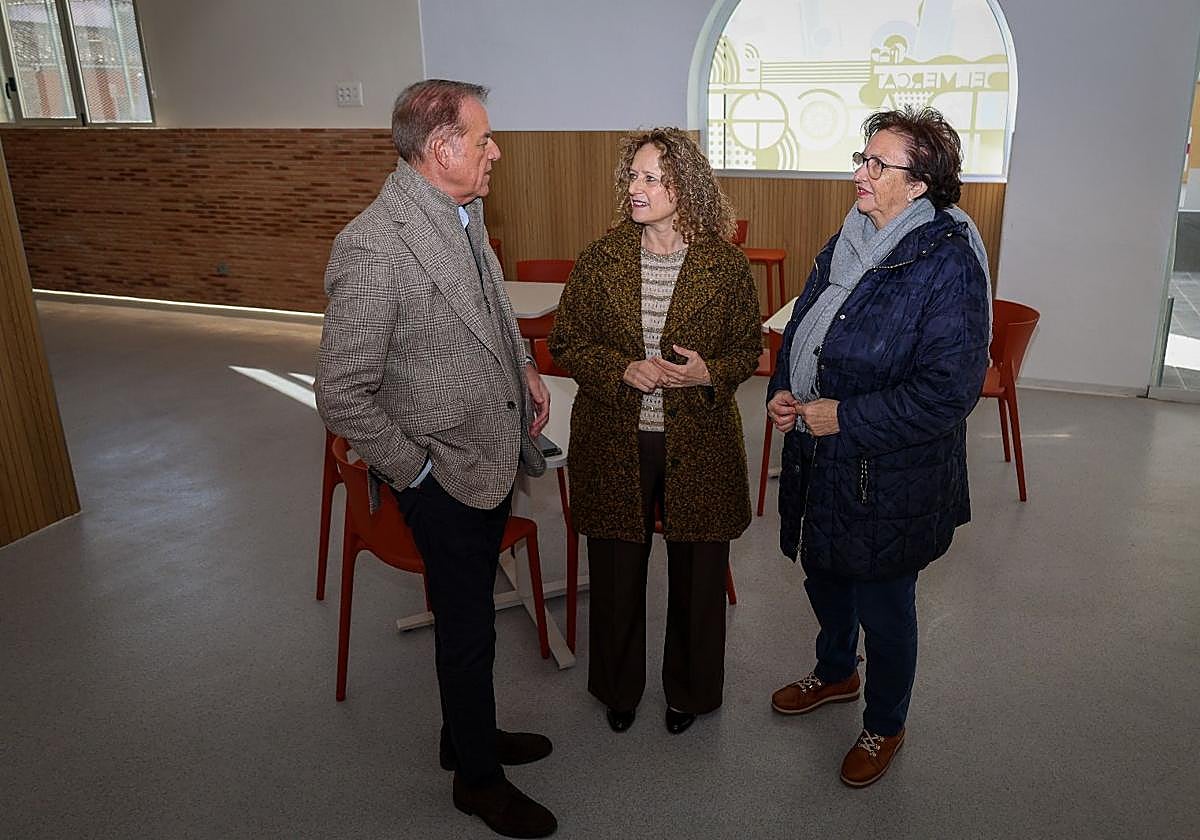 Laalcaldesa Amparo Folgado (c) en la visita al mercado.