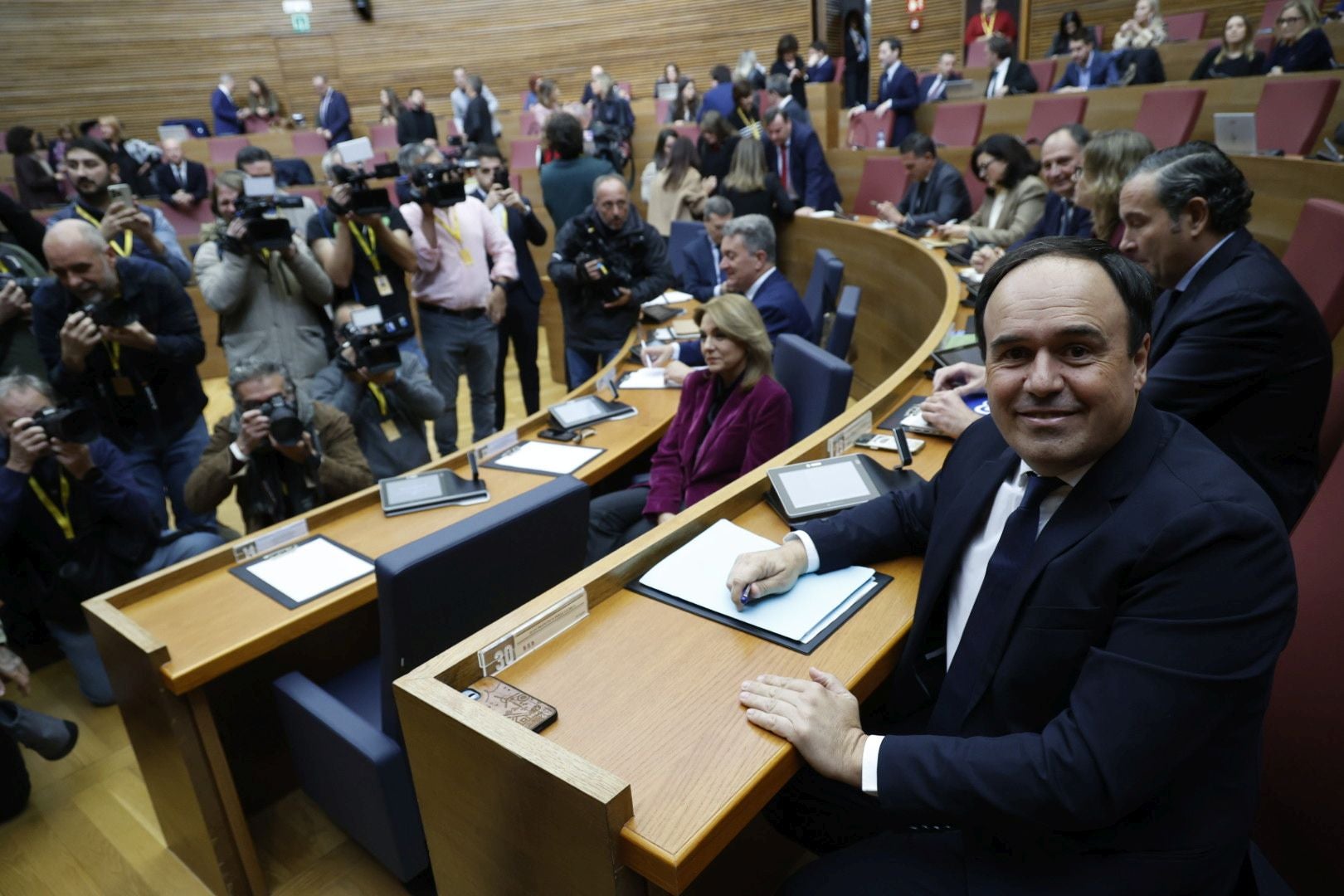 Fotos del debate de investidura de Juanfran Pérez Llorca como presidente de la Generalitat
