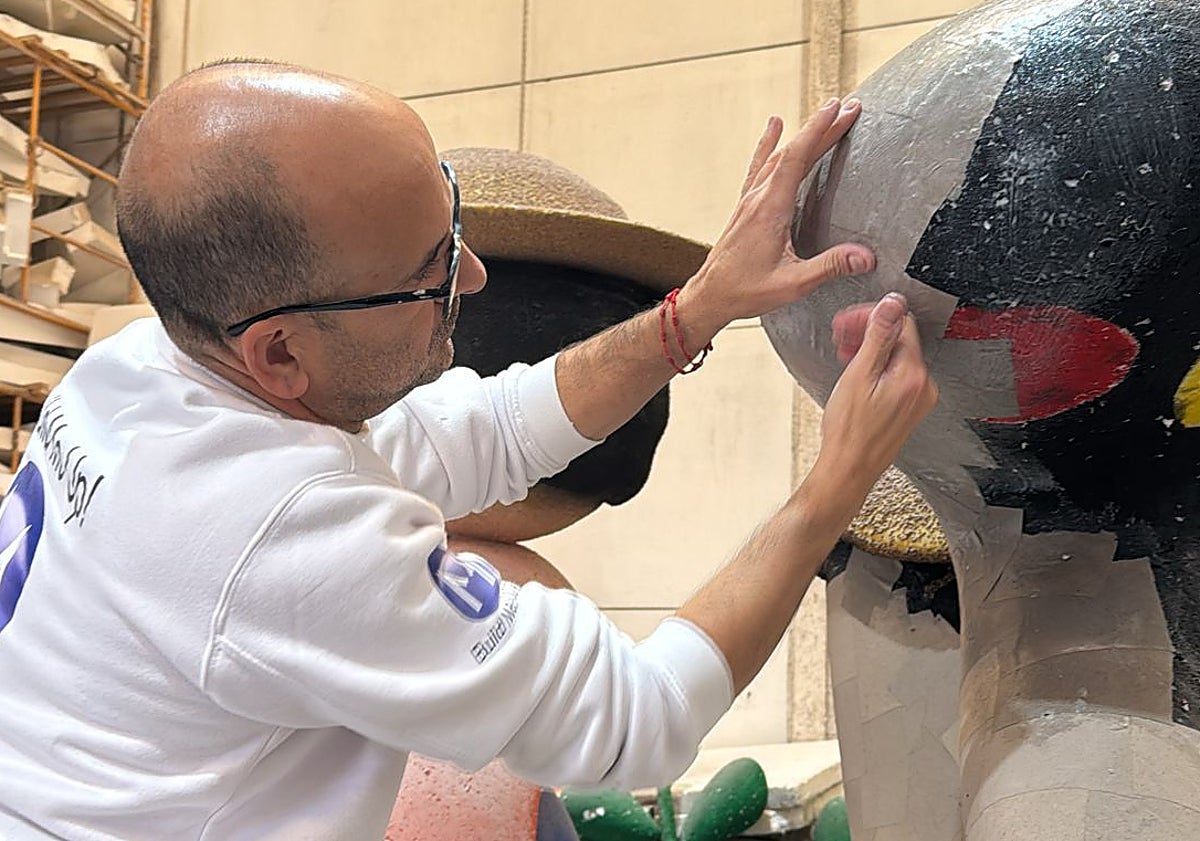 Imagen principal - El artista Vicente Julián García y bocetos de fallas experimentales.