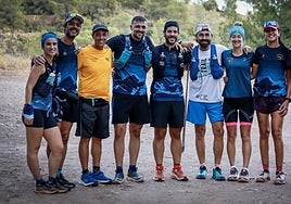 Miembros del equipo con sus camisetas azules distintivas