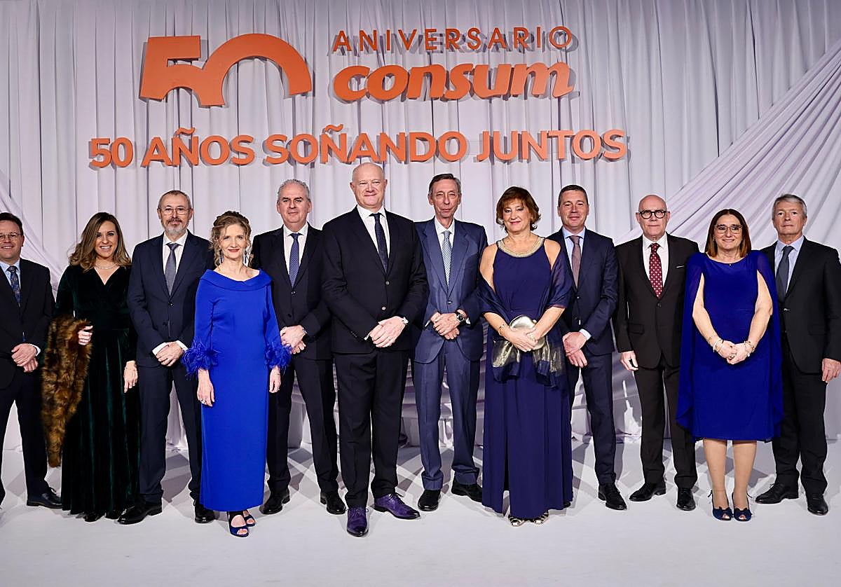 La directiva de la cooperativa, reunida en el 50 aniversario.