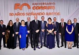 La directiva de la cooperativa, reunida en el 50 aniversario.