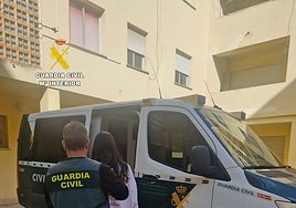 Un guardia civil con una arrestada.