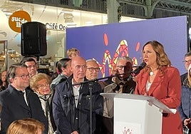 Acto inaugural del encendido de luces del Mercado de Colón y coral infantil del colegio Caxton College.