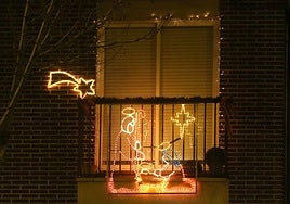 Decoración navideña en el balcón de una vivienda, imagen de archivo.