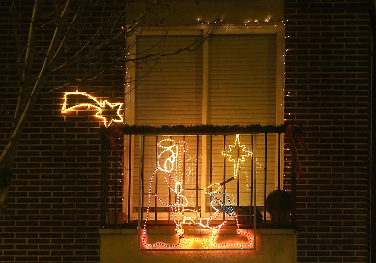 Decoración navideña en el balcón de una vivienda, imagen de archivo.