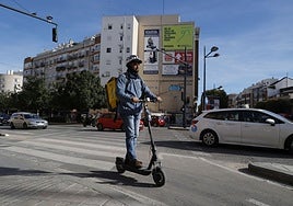 Un 'rider' se desplaza con su patinete eléctrico en la avenida de Serrería de Valencia.