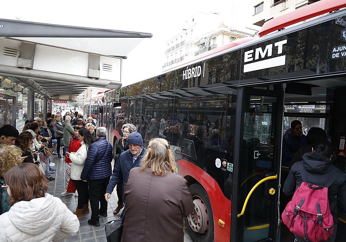 Una parada de autobús en el centro de la ciudad.