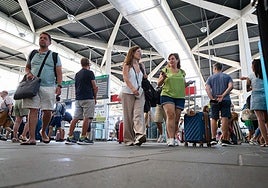 Imagen de varios viajeros en la Estación Joaquín Sorolla