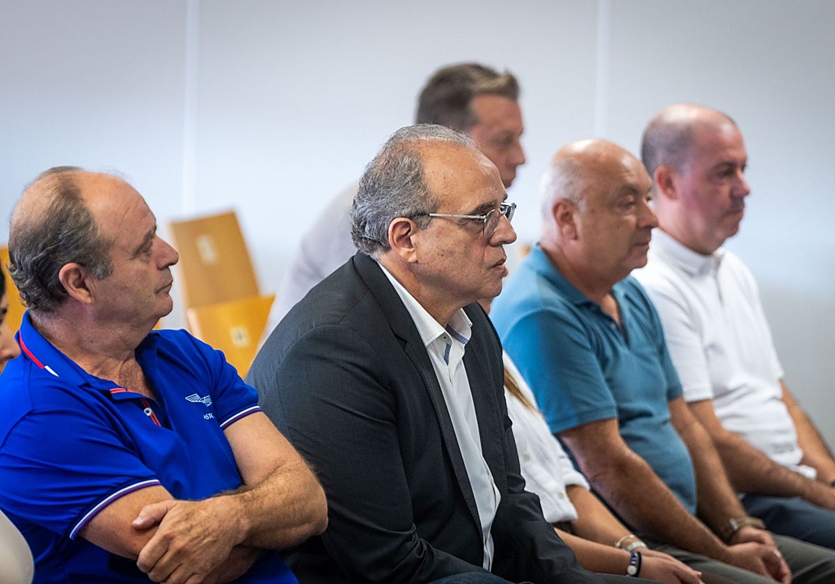 Sergio Blasco, en el banquillo, junto al resto de acusados por el caso del Hospital General.