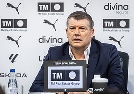 Ron Gourlay, durante una rueda de prensa con el Valencia.