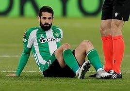 Isco Alarcón sentado sobre el césped tras la lesión.