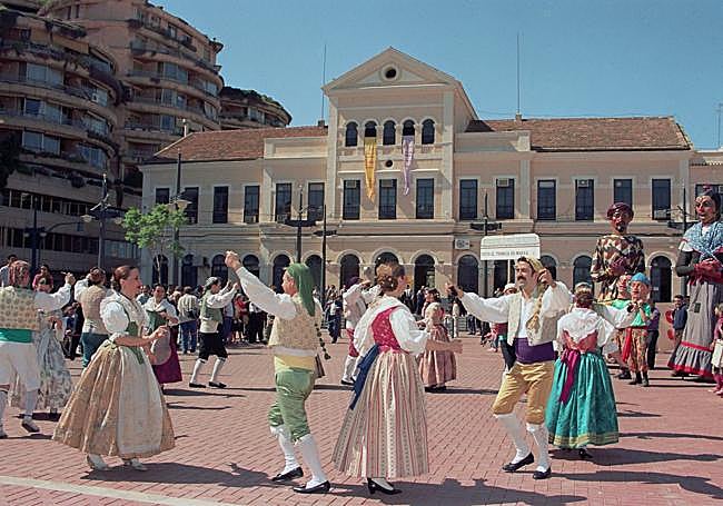 Bailes en la jornada inaugural del tranvía en 1994.