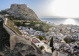 Fachada marítima de Alicante. Atardecer en elPuerto de Alicante.