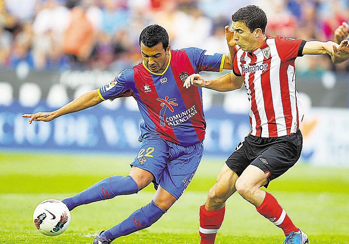 Jugadores de Levante y Athletic en el choque que los enfrentó en la temporada 2011-12