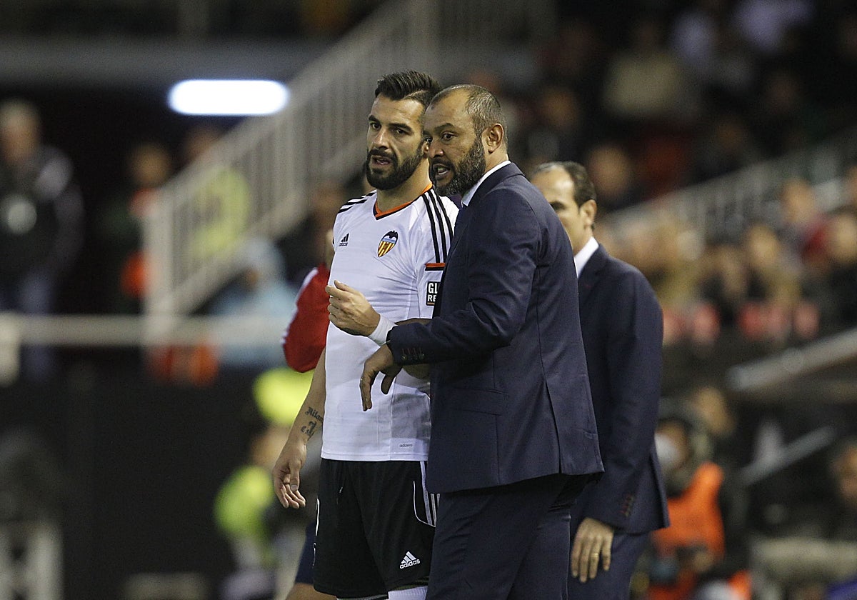 Negredo recibe instrucciones de Nuno Espírito Santo en su etapa en el Valencia.