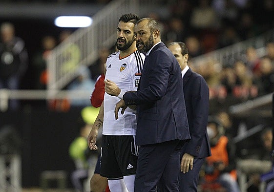Negredo recibe instrucciones de Nuno Espírito Santo en su etapa en el Valencia.