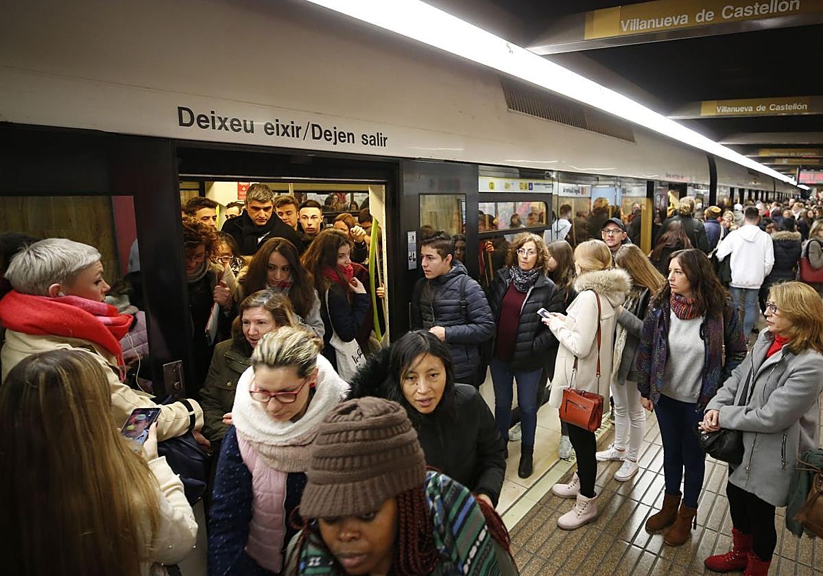 Estación del metro abarrotada de viajeros en Valencia.