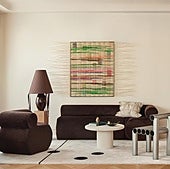 El sofá, la butaca y el cojín han sido diseñados por Sigfrido Serra. La silla es de Malva Studio y la mesa de centro de Arenaa Home. Todos los detalles de esta casa tienen una firma de autor.