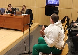 El letrado de la defensa intentando tranquilizar a su cliente, acusado de incendiar un garaje como venganza contra su ex.