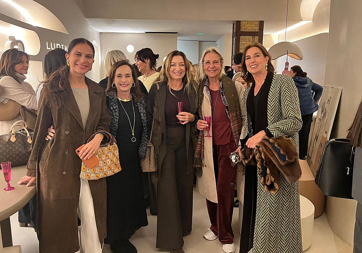 Imagen principal - Arriba, Hripsime Avetisyan, Cristina Blanc, Clara Pay, Amparo Barrachina y Carmen de Miguel. A la izquierda, María Álvarez, Virginia Badenes, Macarena Gómez Pantoja y Cristina Blanc. A la derecha, Nanda Koninckx, Marta Gómez-Lechon y Vicente Villar Lapiedra.