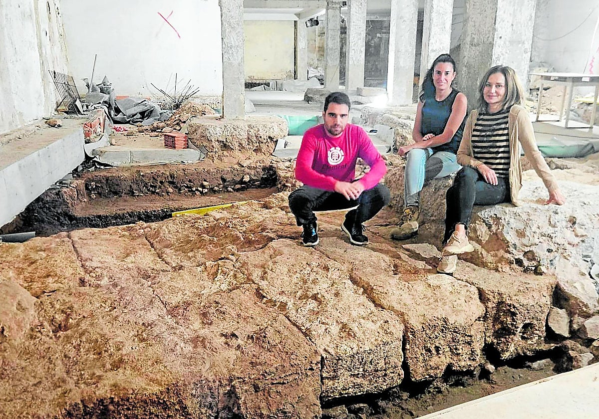 Euipo de excavación de SEMAR Arqueología con la nueva muralla romana de Valencia.