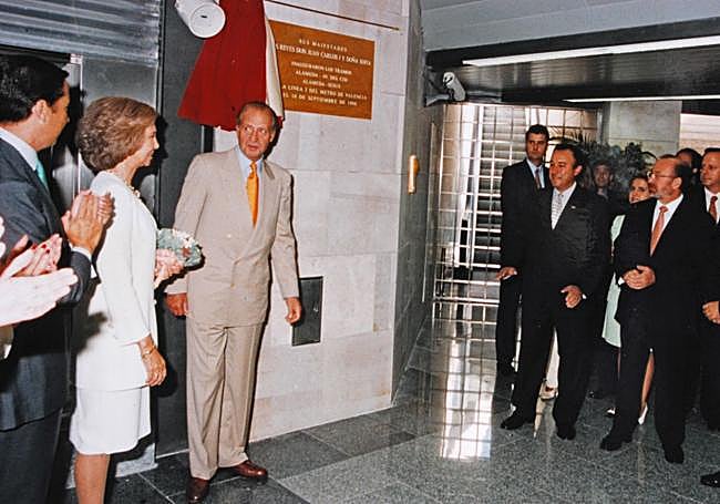 Los reyes, en la inauguración de la estación de Colón en 1998.