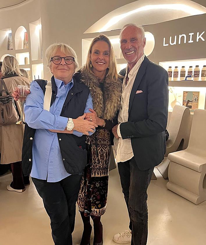 Imagen secundaria 2 - Arriba, Hripsime Avetisyan, Cristina Blanc, Clara Pay, Amparo Barrachina y Carmen de Miguel. A la izquierda, María Álvarez, Virginia Badenes, Macarena Gómez Pantoja y Cristina Blanc. A la derecha, Nanda Koninckx, Marta Gómez-Lechon y Vicente Villar Lapiedra.