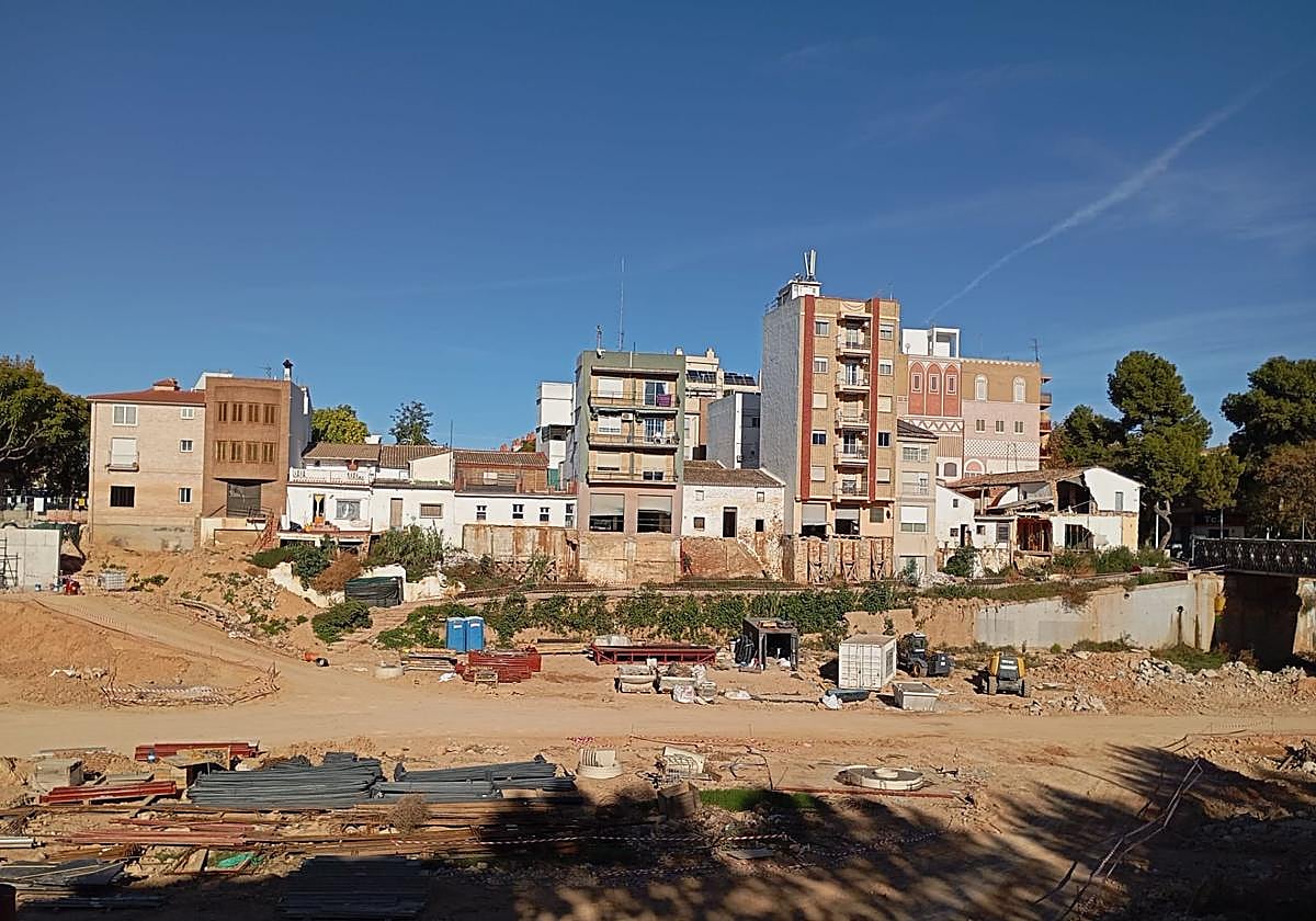Tramo del barranco del Poyo a su paso por Picanya. Al fondo, el talud donde se hará un muro de contención.