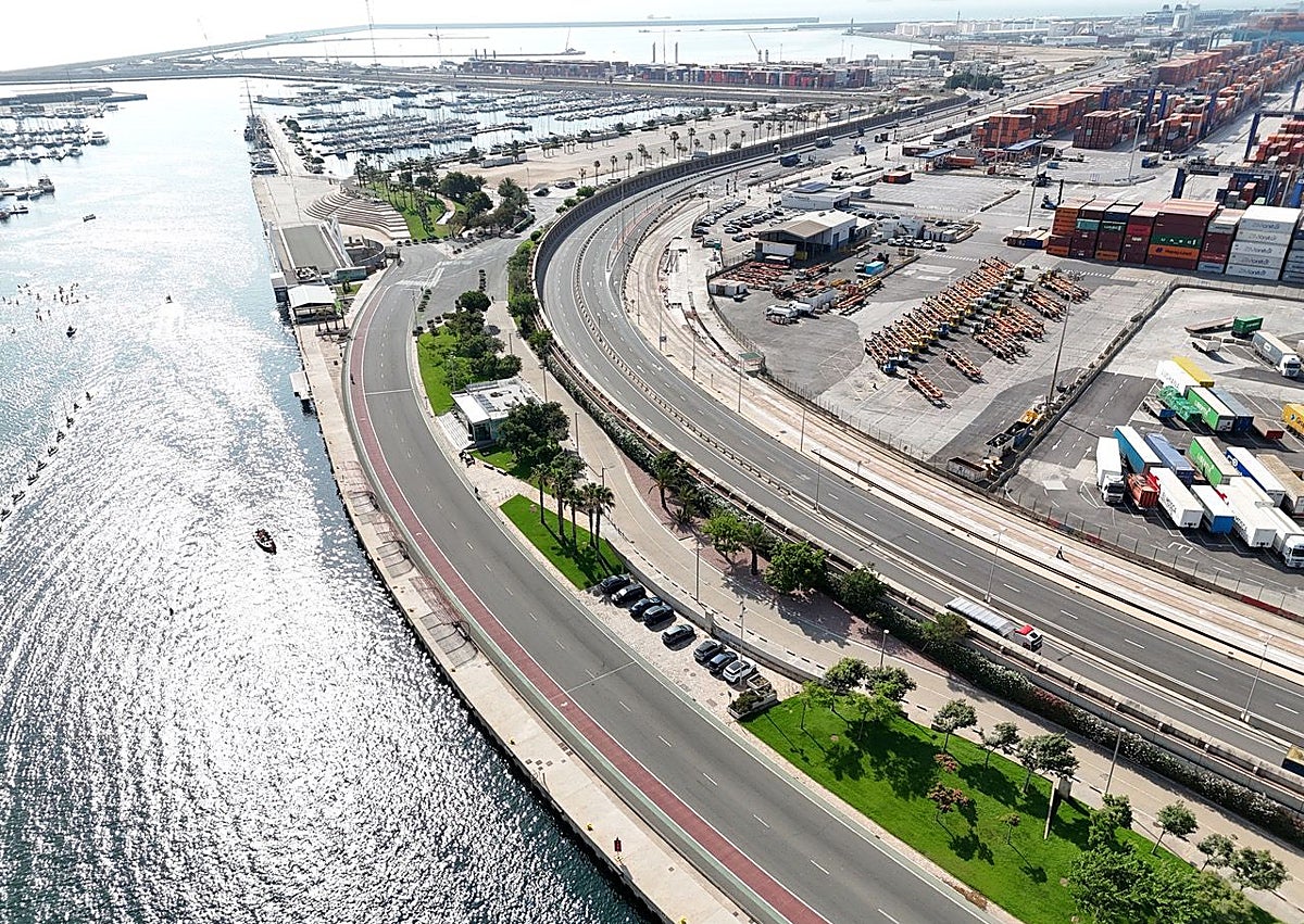 Imagen secundaria 1 - Recreación de las zonas de descanso y sombra y vista de Marina Valencia Port.