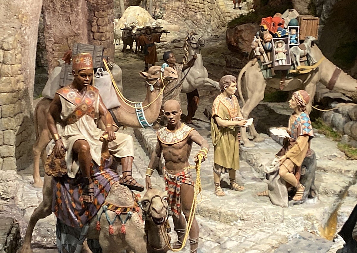 Imagen secundaria 1 - Castillo de Herodes y pajes con los camellos reales.