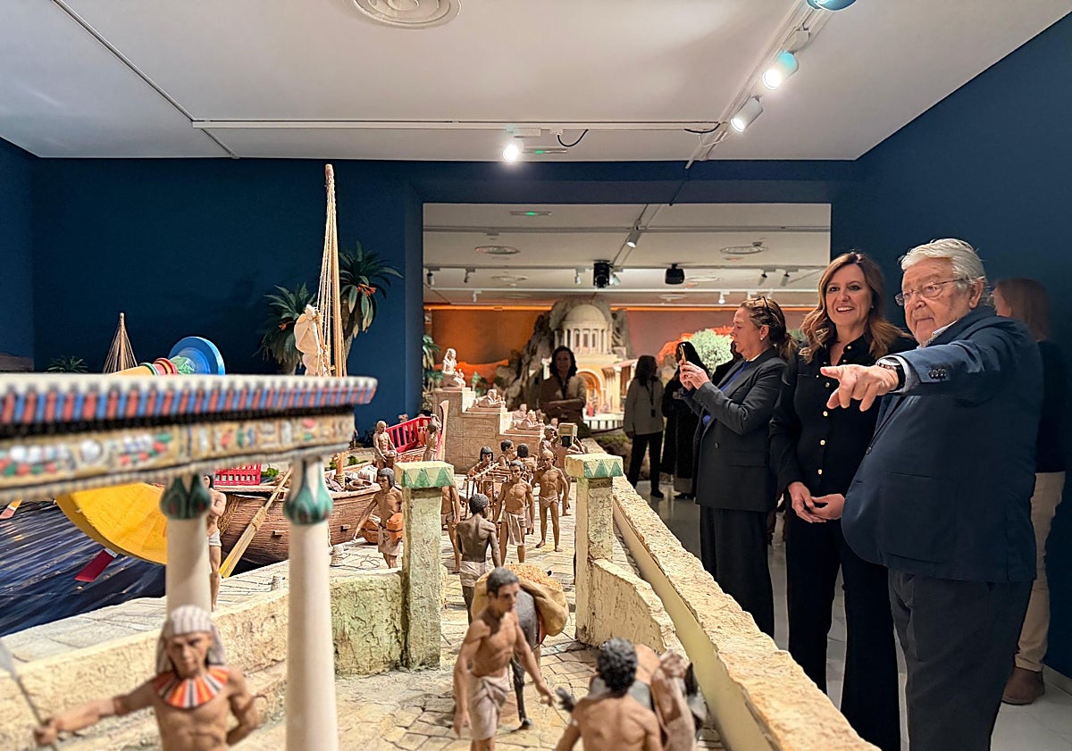 Imagen principal - Visita de la alcaldesa de Valencia, María José Catalá, al belén de la Fundación Bancaja.