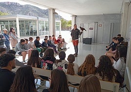 Una actividad con jóvenes y niños.