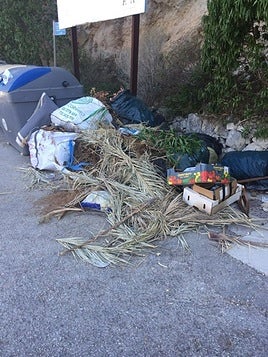 Vertidos en Calp junto a un contenedor.