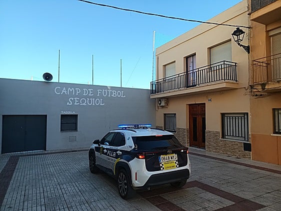 Vivienda en la que se incendio la chimenea, que se encuentra junto a campo de fútbol.