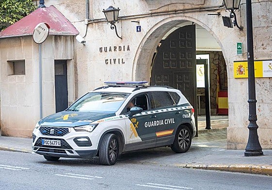 Un vehículo de la Guardia Civil sale de las dependencias de la Comandancia de Valencia.