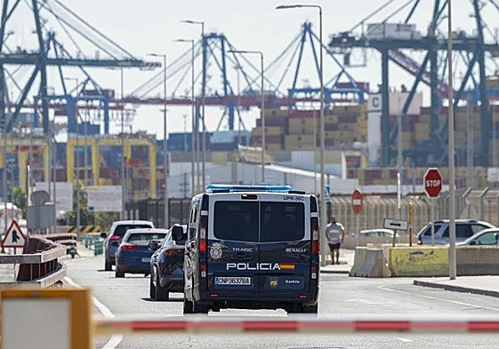 Un furgón de la Policía Nacional accede al Puerto de Valencia en la operación narcotráfico de hace unas semanas.