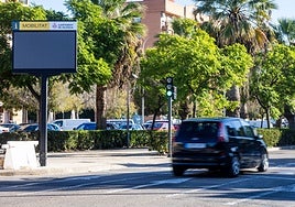 Un panel informativo de la Zona de Bajas Emisiones en la avenida Tres Forques de Valencia.