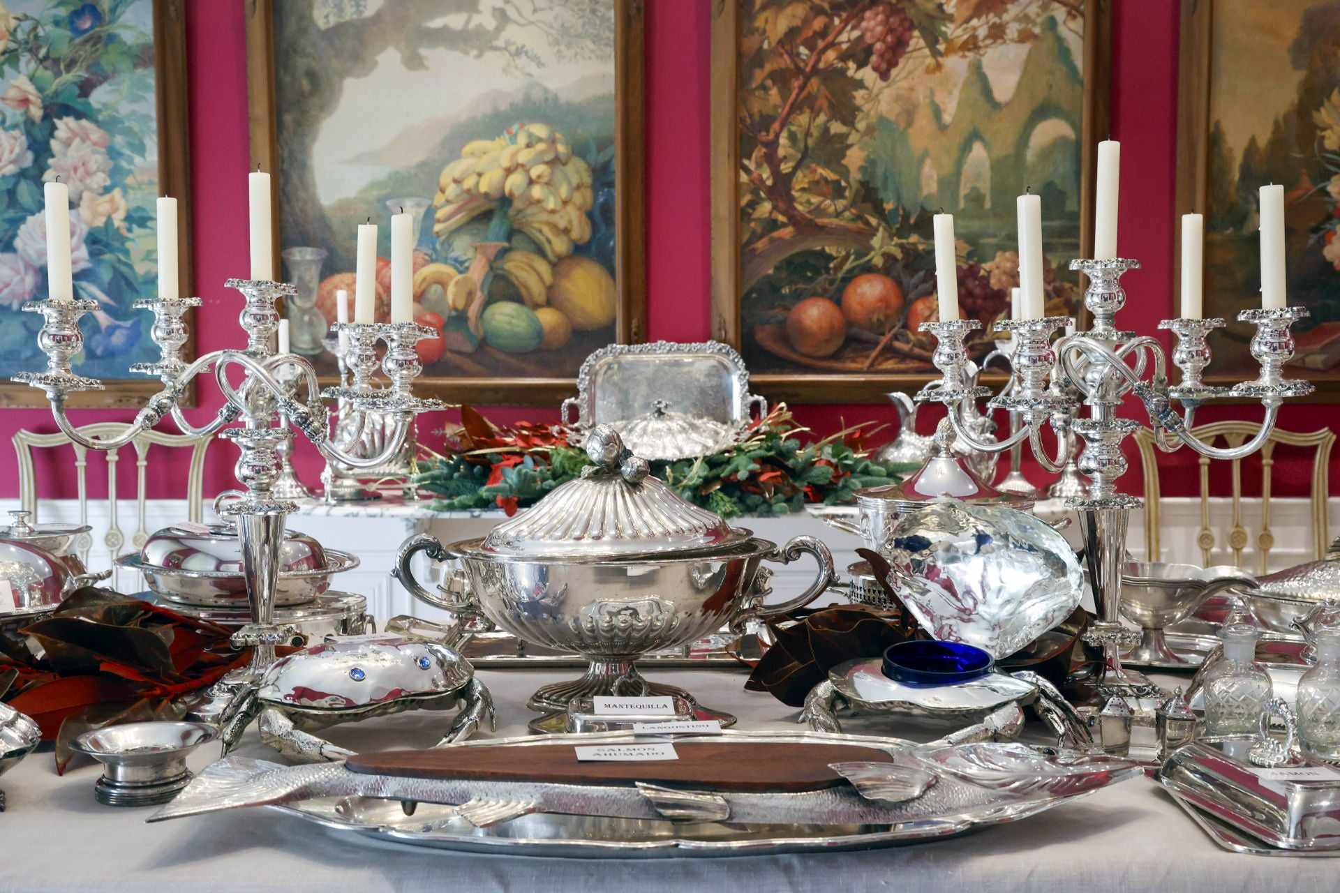 La mesa, con las piezas y candelabros de plata.