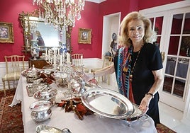 Mayrén Beneyto muestra una de las bandejas de plata donde sirve el pato.