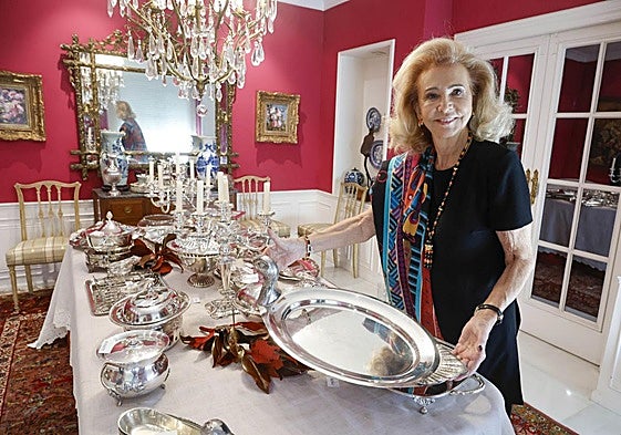 Mayrén Beneyto muestra una de las bandejas de plata donde sirve el pato.