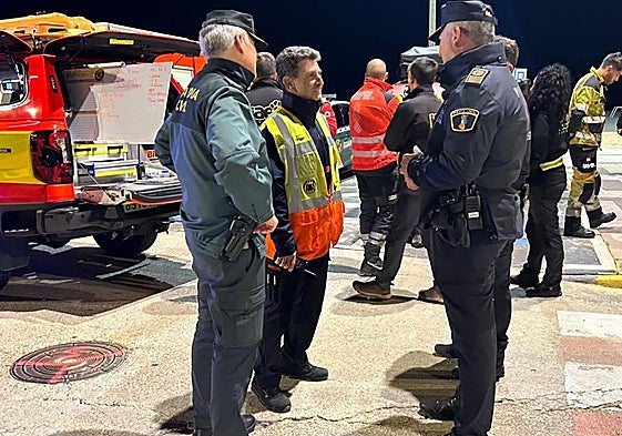 Miembros del dispositivo desplegado para la búsqueda del niño desaparecido en Oliva.
