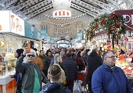Clientes y turistas han abarrotado este sábado desde su apertura el Mercado Central de Valencia.
