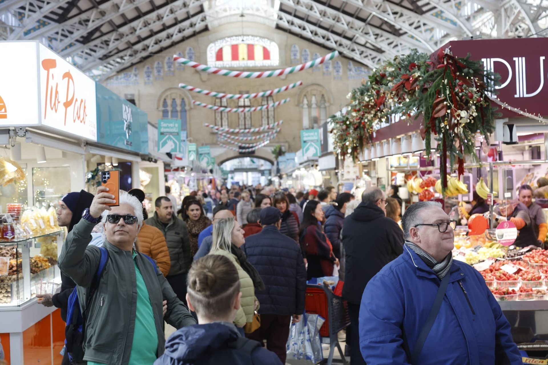 FOTOS | El Mercado Central abarrotado de clientes en vísperas de Navidad