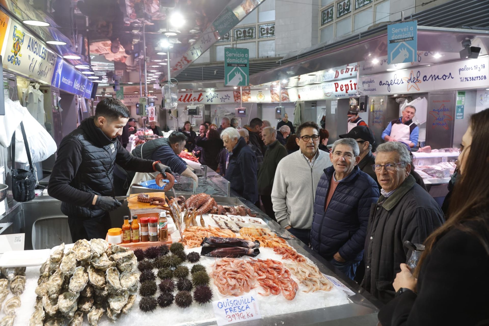 FOTOS | El Mercado Central abarrotado de clientes en vísperas de Navidad