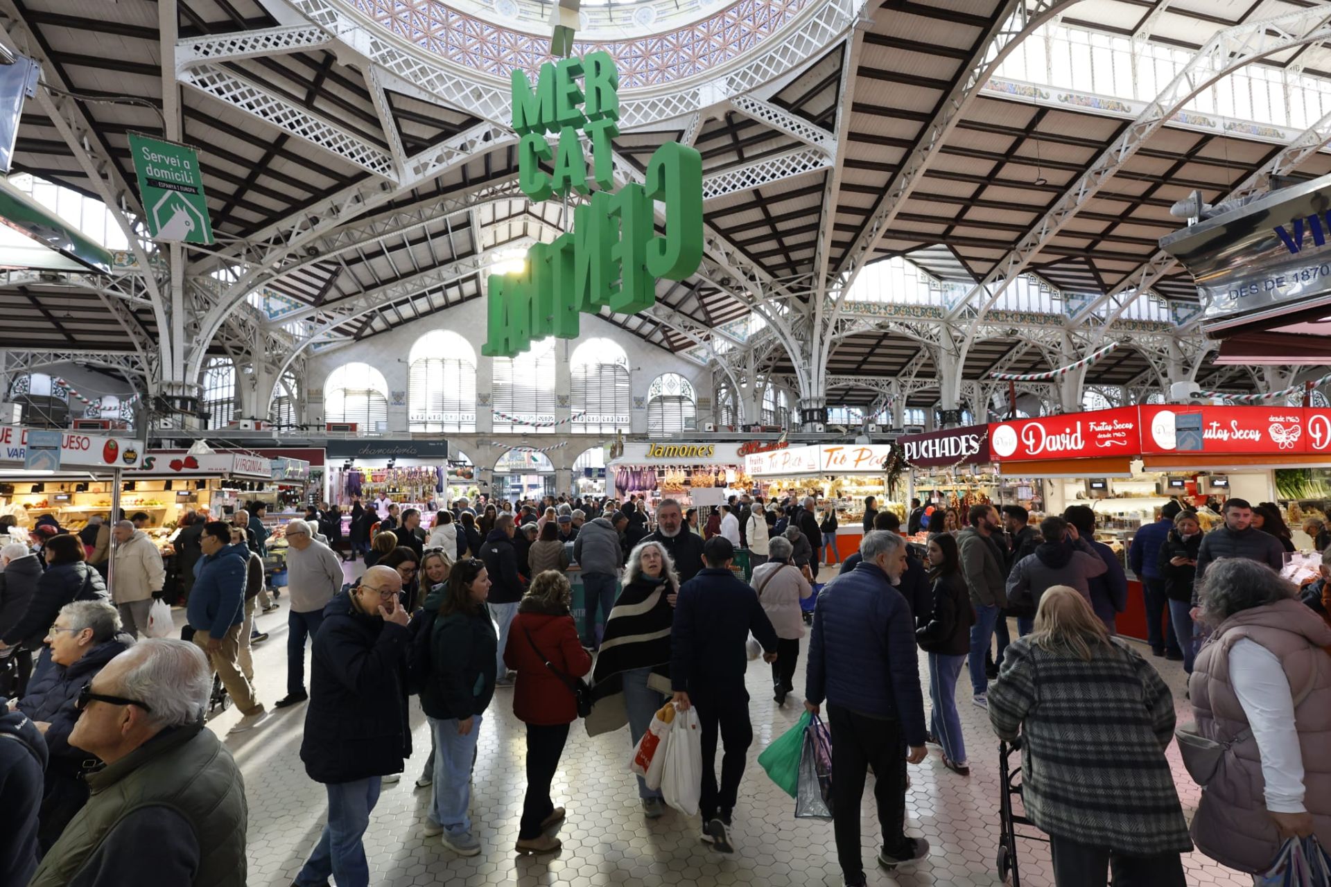 FOTOS | El Mercado Central abarrotado de clientes en vísperas de Navidad