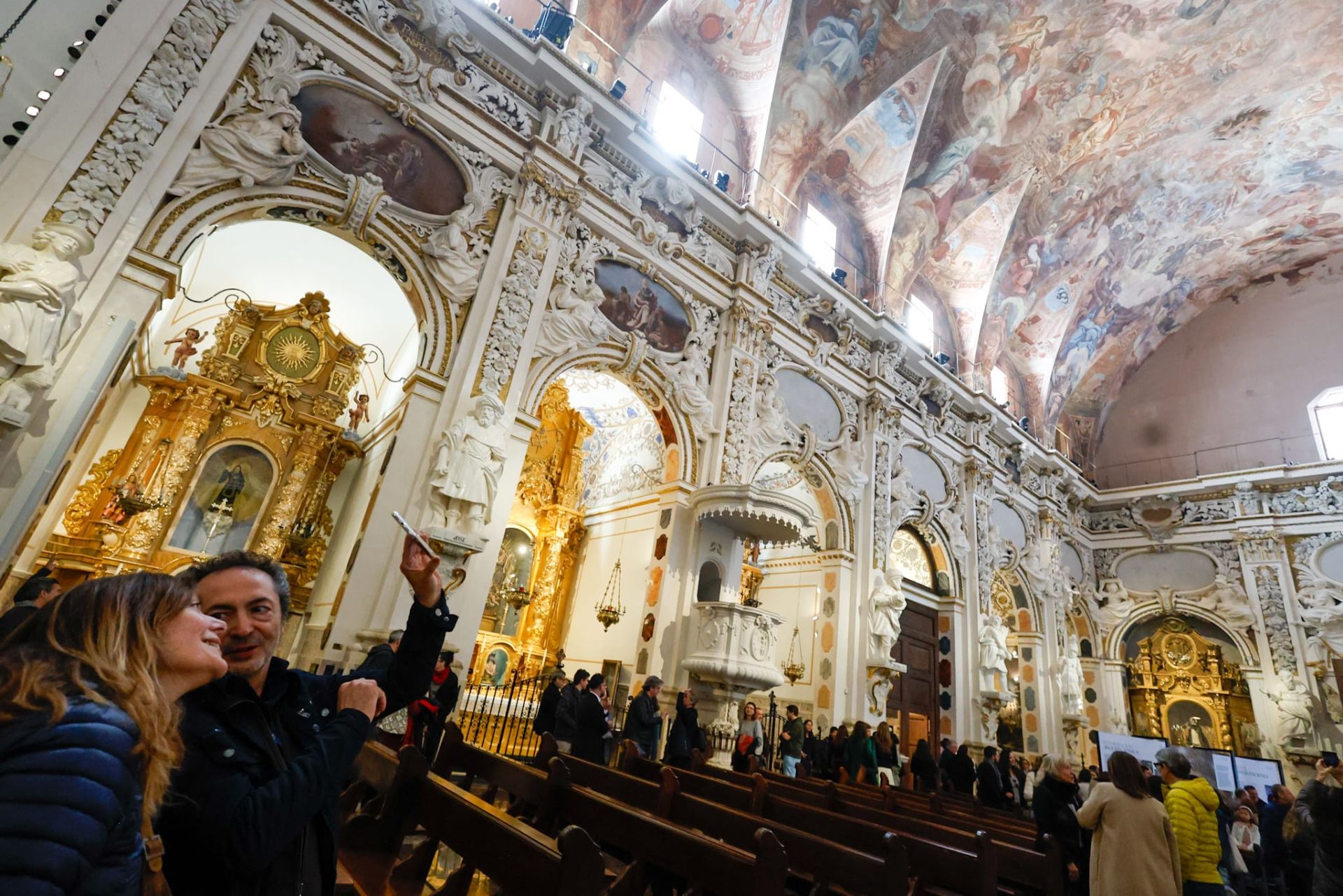 FOTOS | Miles de visitantes se rinden a la historia de los Santos Juanes en Valencia