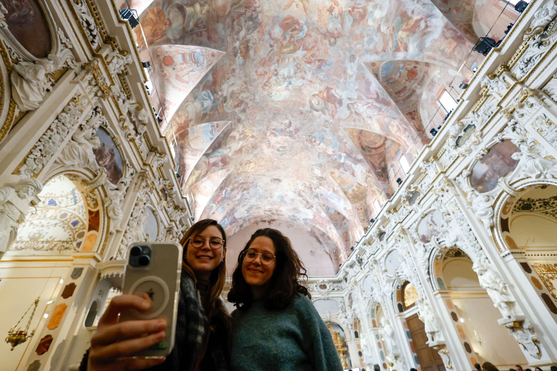 FOTOS | Miles de visitantes se rinden a la historia de los Santos Juanes en Valencia